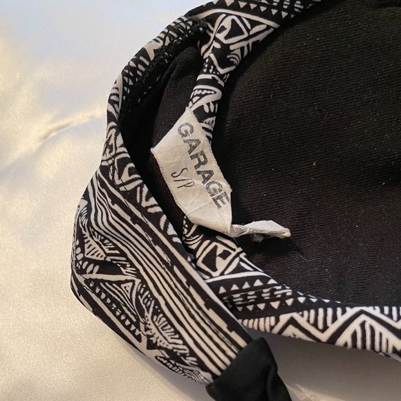 GARAGE - CUTE Black and white bathing suit top - Picture 2 of 2